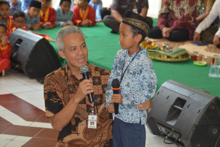 Gubernur Jawa Tengah Ganjar Pranowo saat mengajar bersama Wildan