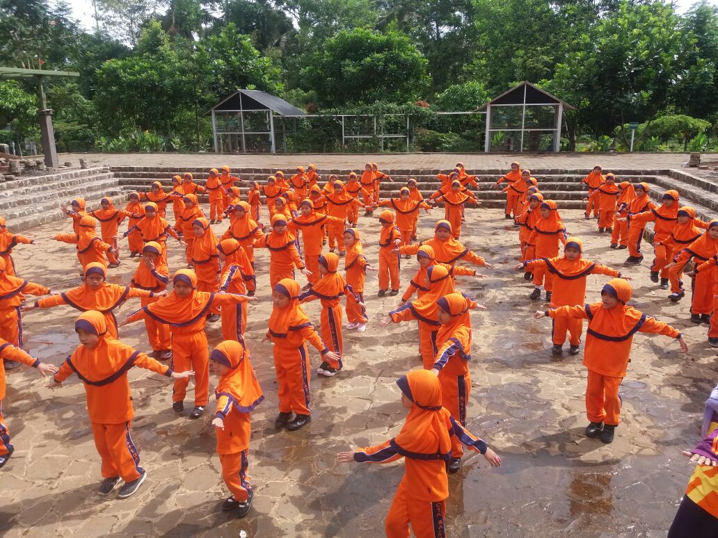Belajar Tema Menggambar di Taman Kota
