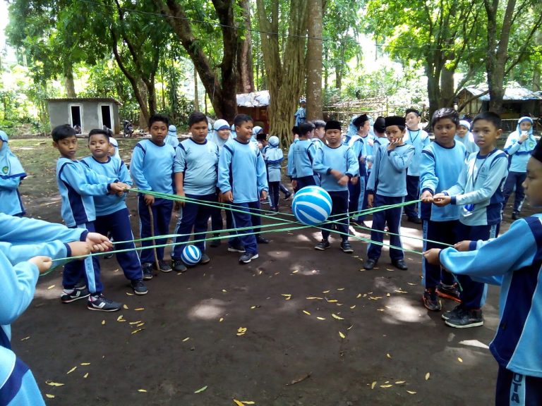 Siswa-siswi menjaga bola supaya tidak jatuh saat outing class