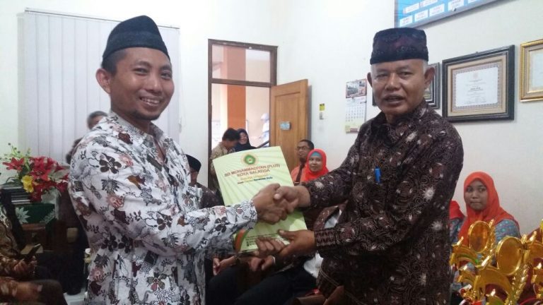 Ketua Rombongan dari Muntilan menerima kenang kenangan dari SD Muhammadiyah (Plus) Salatiga