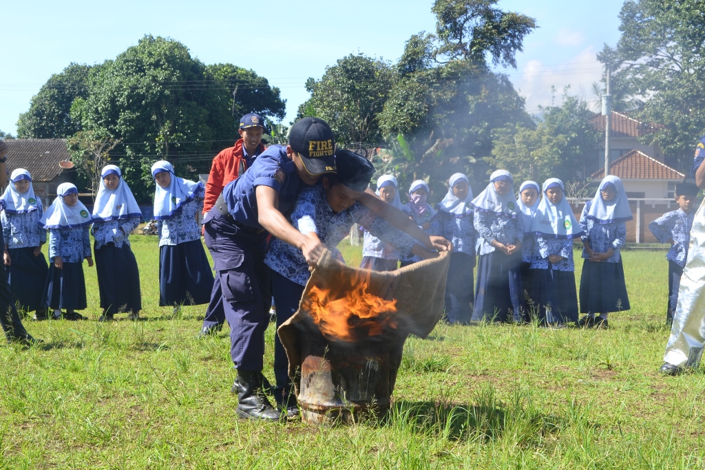Siswa Kelas 3 Belajar Padamkan Api