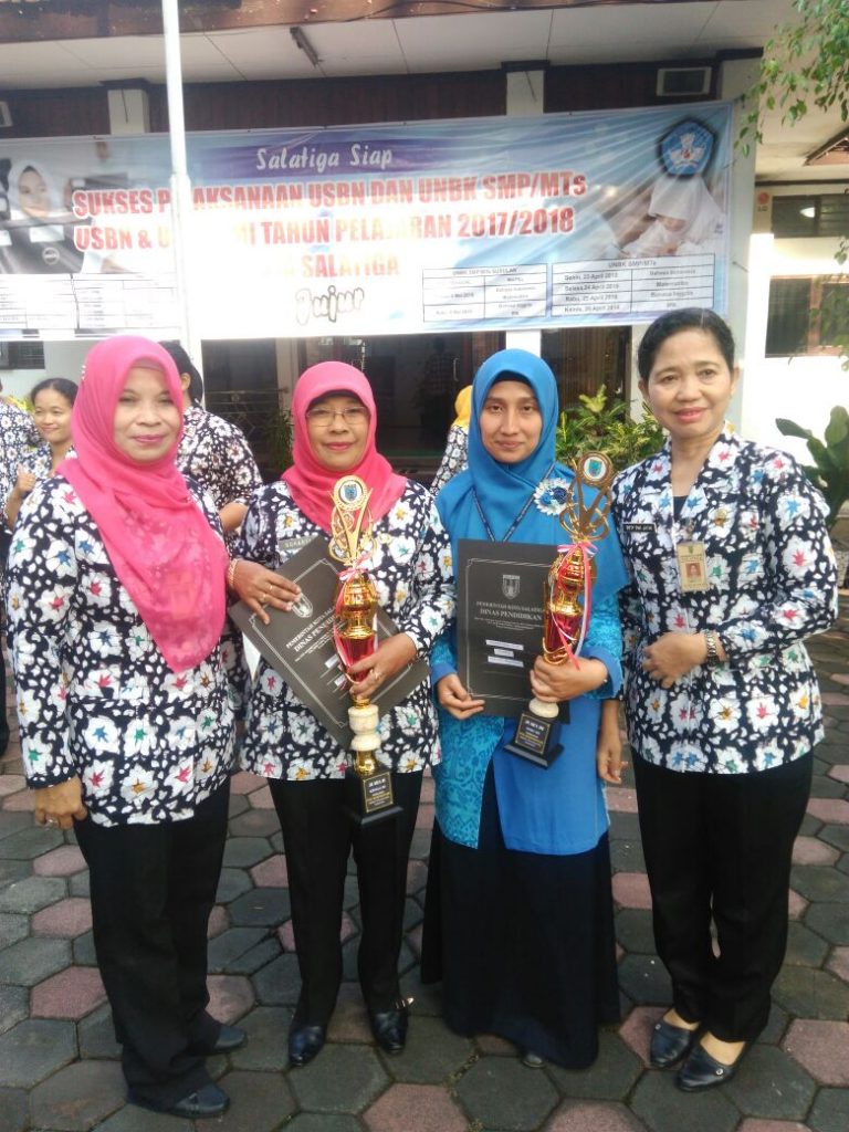 Fulatul Anisa (baju biru) bersama Pengawas TK/SD menerima Piala Juara Guru Berprestasi Tingkat Kota Salatiga