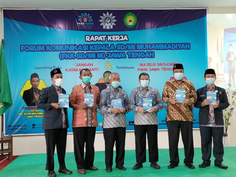 perwakilan kepala sekolah sd muhammadiyah sekolah launching buku Jangan Katakan Nanti