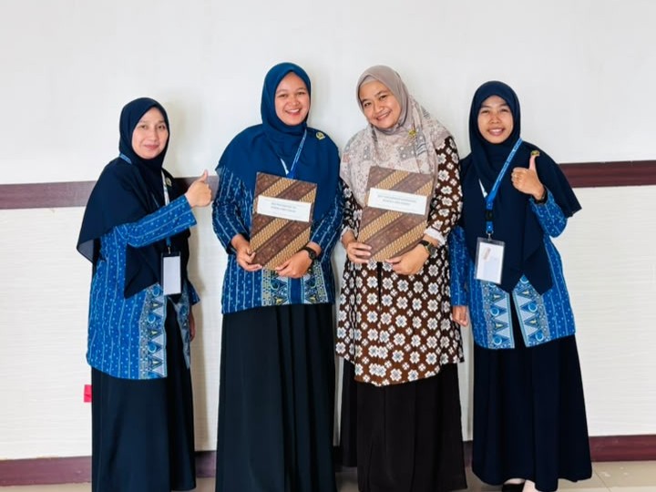 Indah Aviolita dan Iga Pradani berpose saat menerima best perform dalam pelatihan guru mipa bilingual